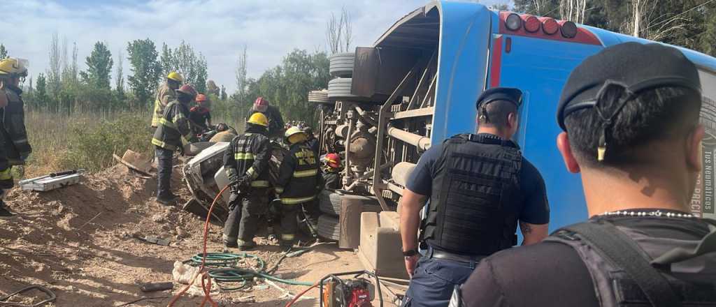 Un micro choc&oacute; contra un auto en Las Heras: un muerto y 13 heridos
