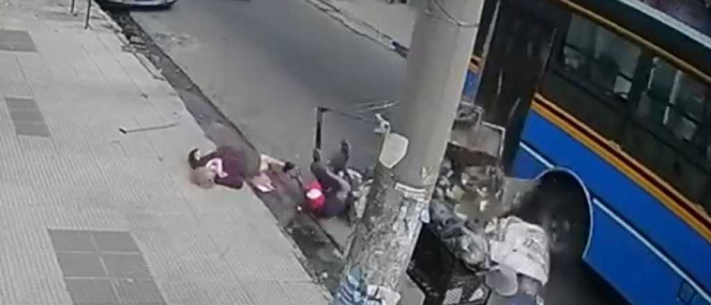Video: una mujer de 84 a&ntilde;os y un cartonero fueron atropellados por un micro