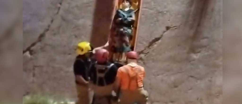 Video: un niño cayó al zanjón en Las Heras y su perro nunca lo dejó solo