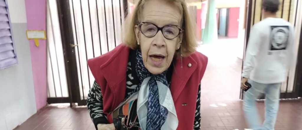 Con 82 a&ntilde;os, vot&oacute; en Ciudad: "Mientras est&eacute; viva voy a seguir votando" 