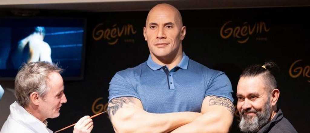 La Roca Johnson enfrentado con su figura de cera