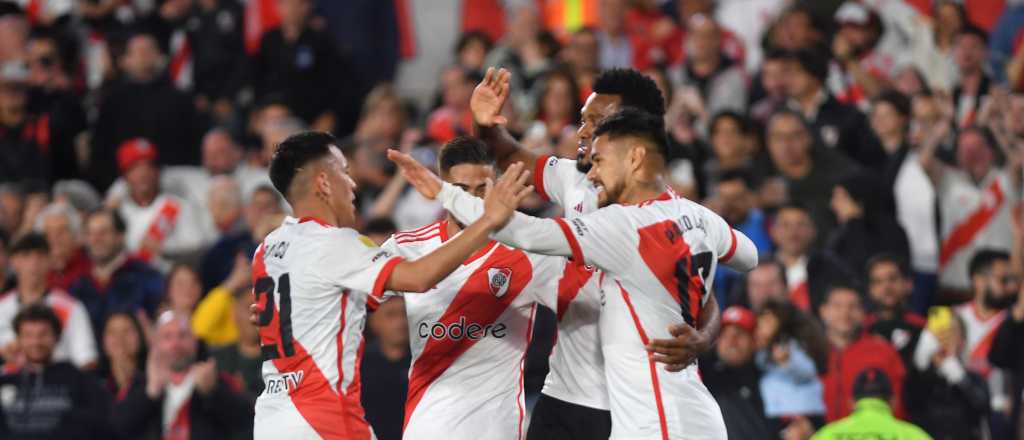 River goleó a Independiente en un duelo clave y es único puntero