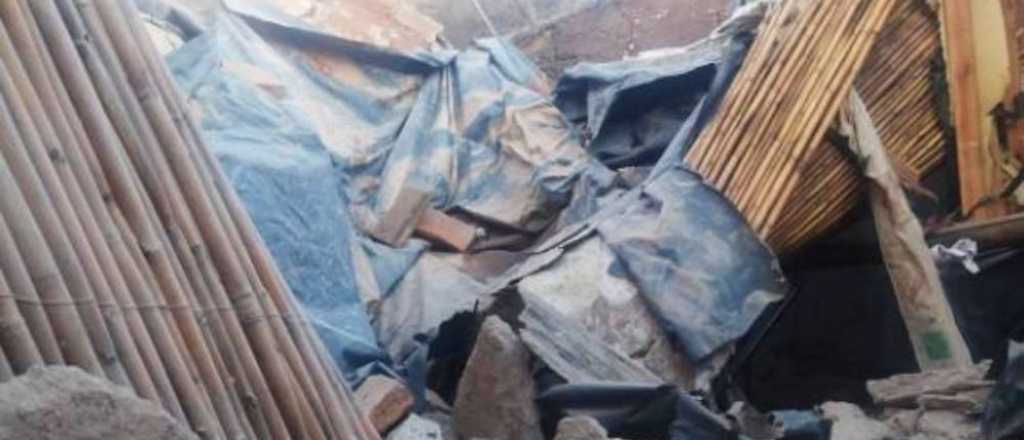 Una mujer salvó a su bebé al derrumbarse su casa en Junín