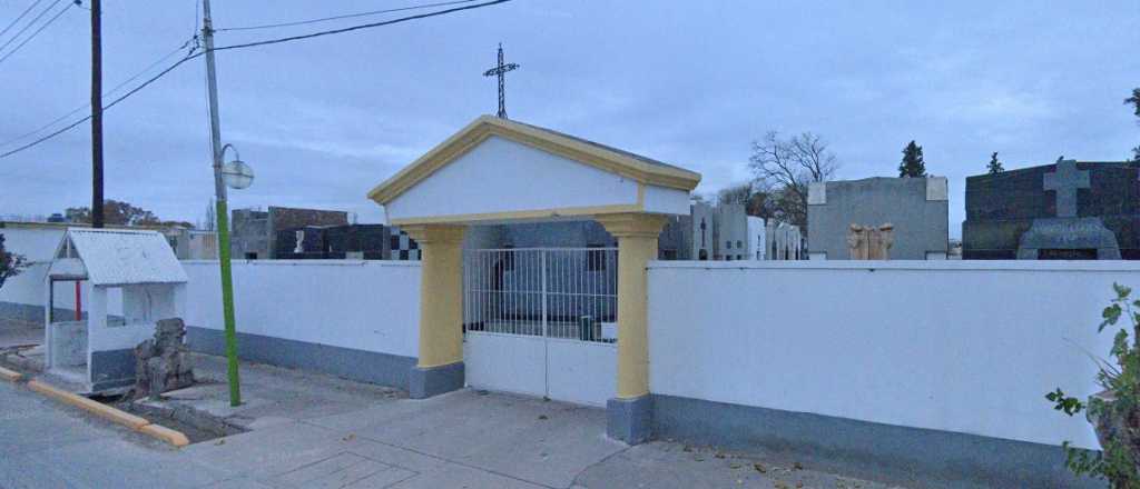 Dos detenidos robando crucifijos de bronce en el cementerio de Junín