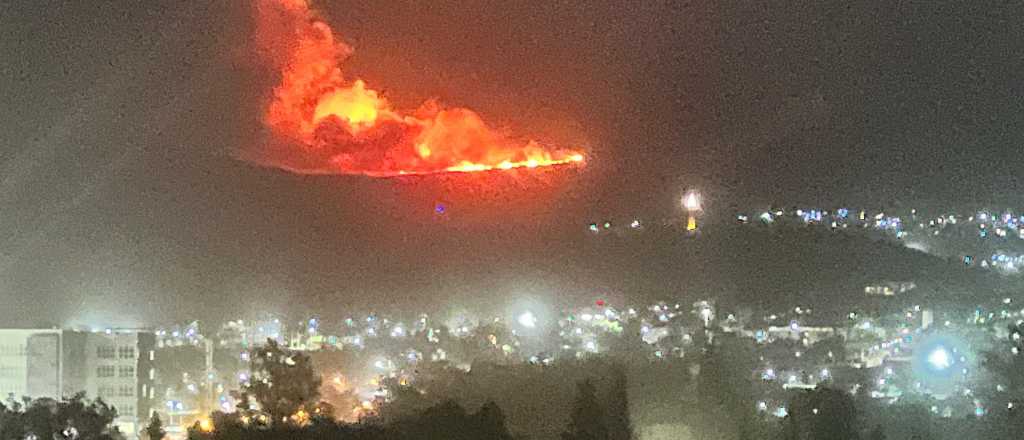 Un gran incendio se desató en El Challao en medio del Zonda
