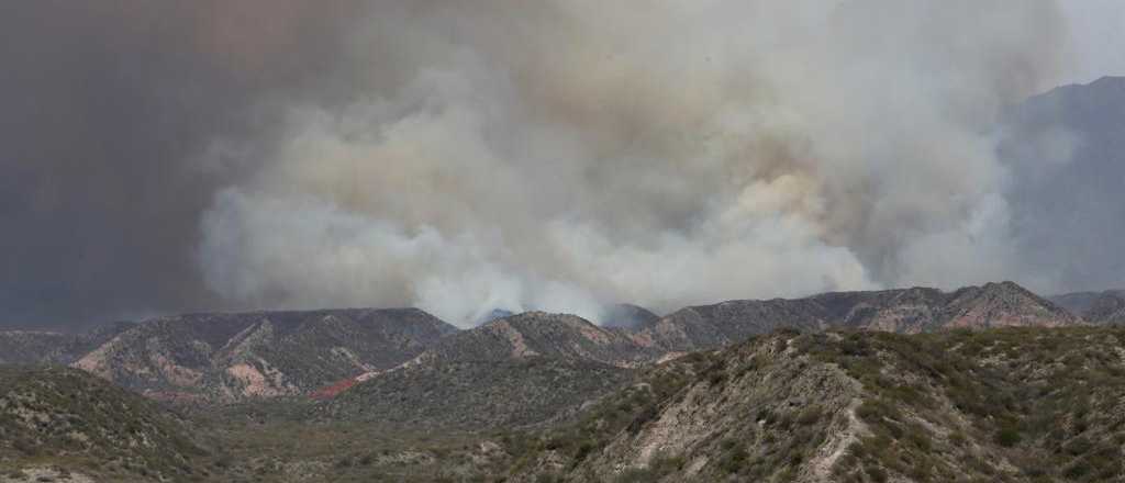 Sofocaron parte del incendio y contin&uacute;a el trabajo en el Piedemonte
