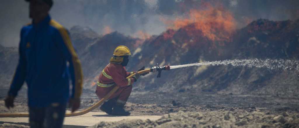 Video: el viento complica el combate del fuego desde el aire en El Challao
