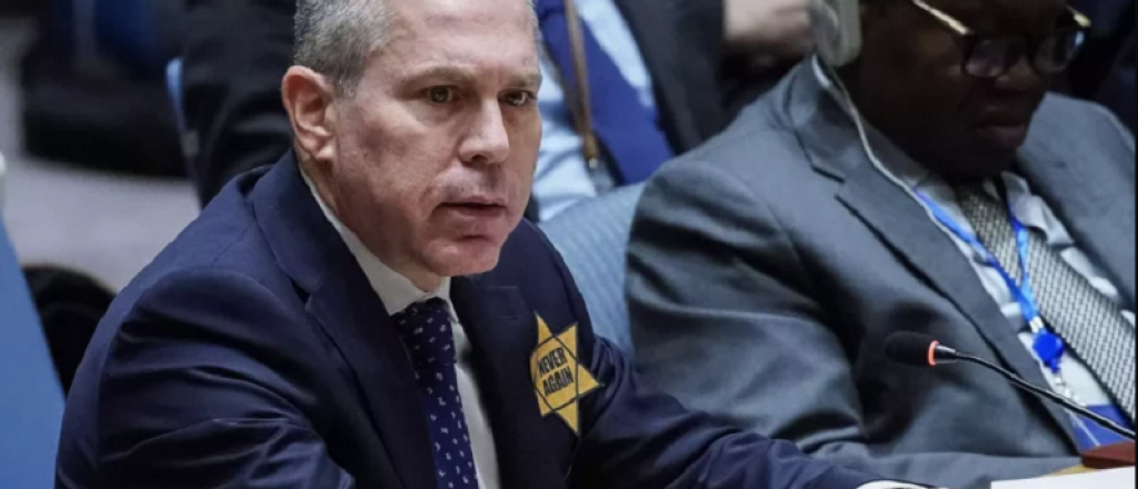 El embajador israelí ante la ONU se puso una estrella de David