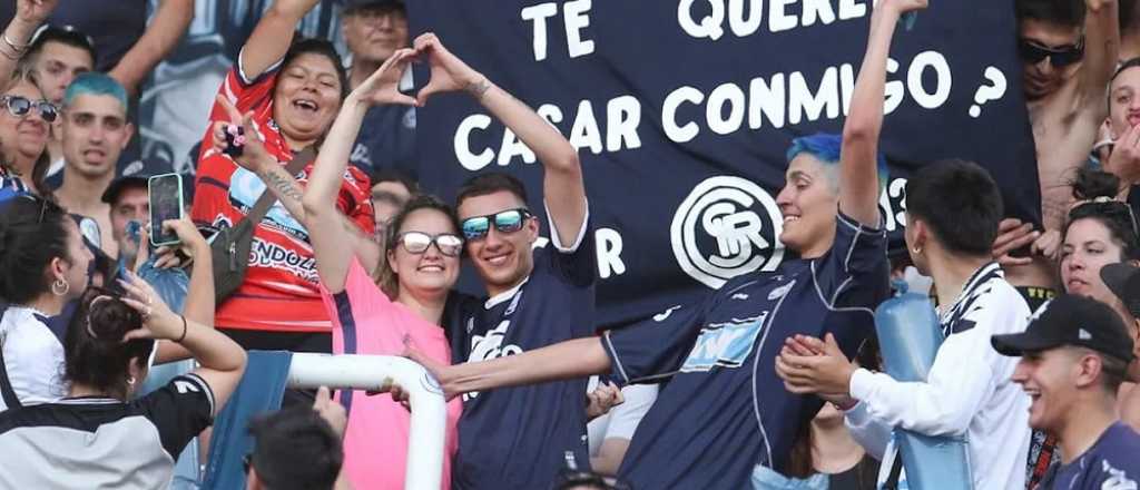 Viral: Un hincha de la Lepra le propuso casamiento a su novia durante la final