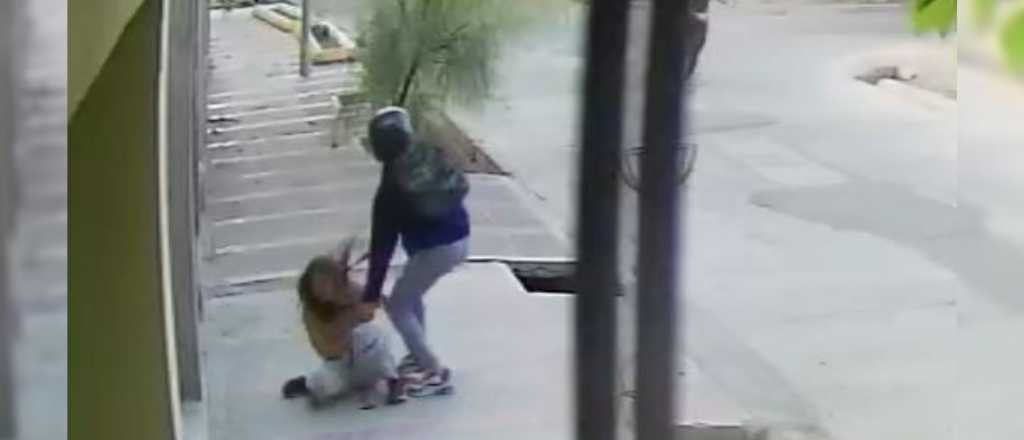 Video: violento robo de motochorros a una chica en Maipú