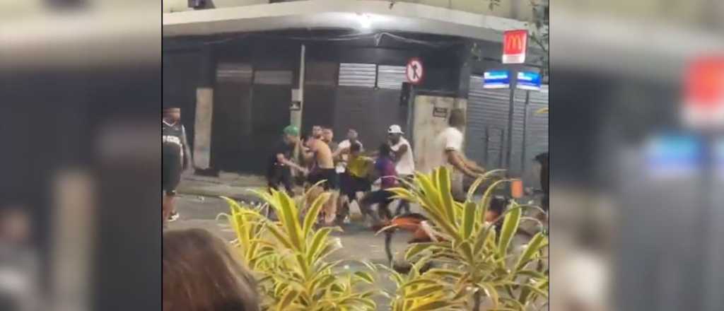 Brutal emboscada de diez hinchas de Fluminense a uno de Boca