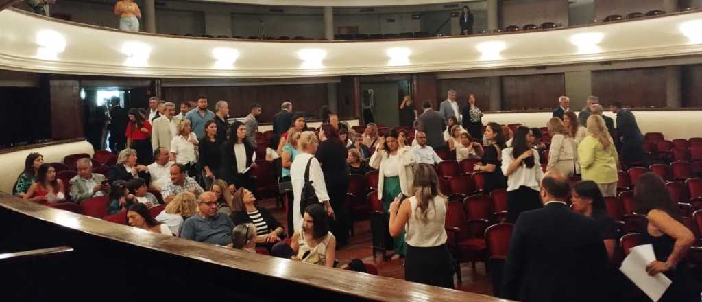 Toda la política de Mendoza, reunida en el Teatro Independencia