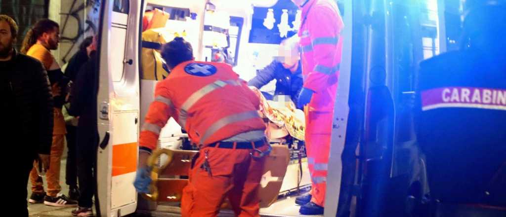 Video: batalla campal entre hinchas de Milan y PSG dej&oacute; dos apu&ntilde;alados