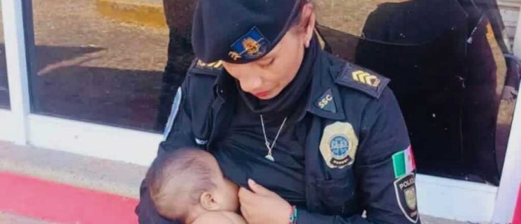 Mujer policía amamantó a un bebé en Acapulco tras el paso del huracán Otis