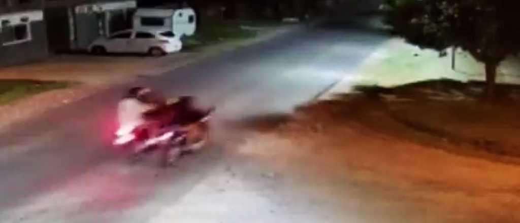 Dos motochorros le robaron la moto a un hombre en Maipú