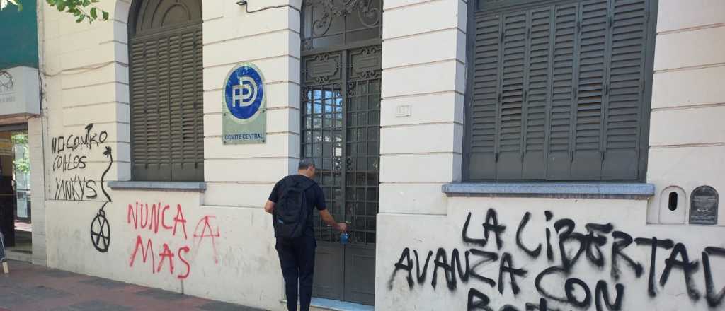 Previo al arribo de Milei, vandalizaron la sede del PD en el Centro