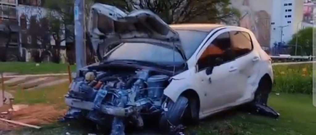 Video: perdió el control del auto y terminó frente al Obelisco