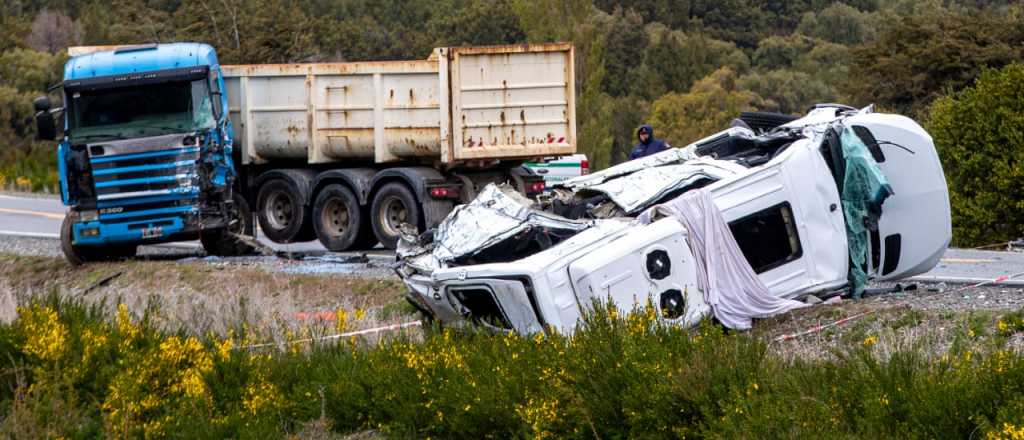 Seis muertos al chocar una combi contra un camión en ruta 40