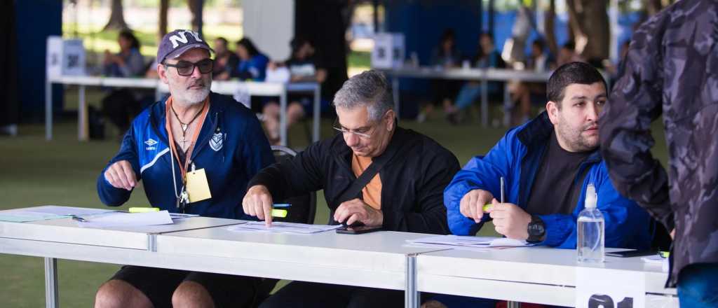 Vélez elige presidente en un ambiente caldeado y con tres candidatos