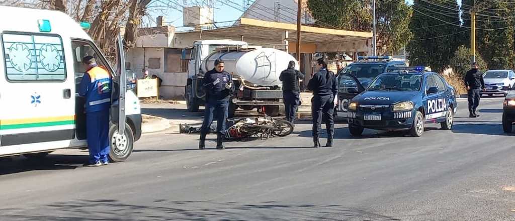 Por esquivar un perro, una sanrafaelina cayó de la moto y se quebró el brazo