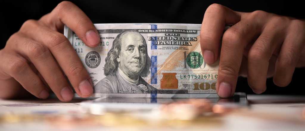 El dólar blue se vende a $925 este martes