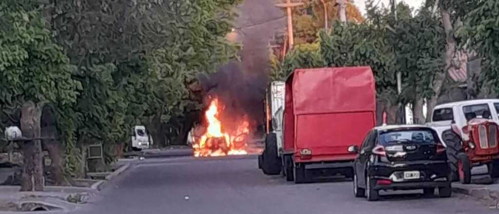 Pánico en San Rafael: un taxi se prendió fuego en medio de la calle