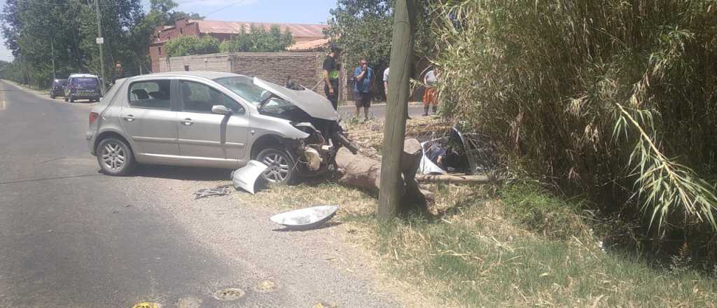 Aparatoso accidente en Guaymall&eacute;n termin&oacute; con un auto dentro del canal