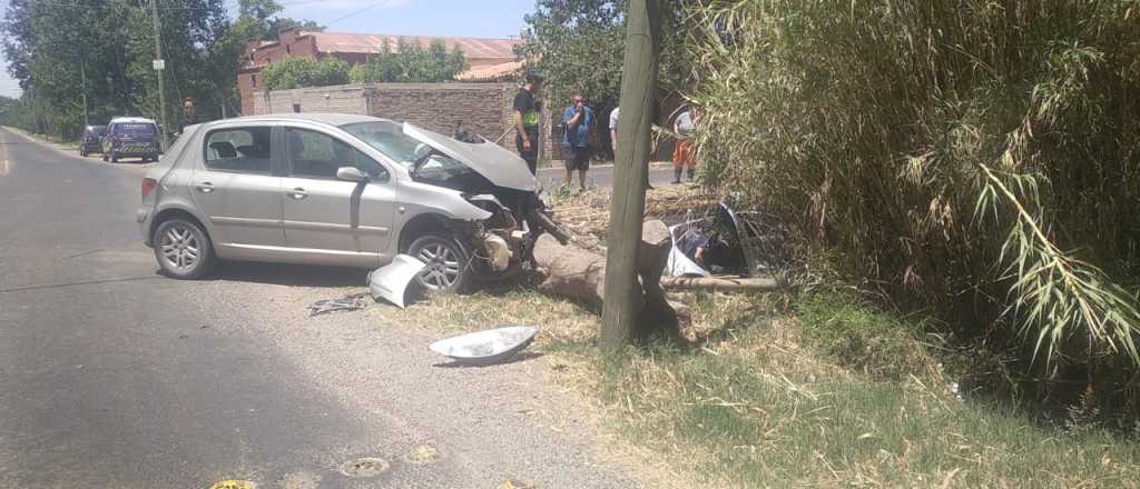 Aparatoso accidente en Guaymallén terminó con un auto dentro del canal
