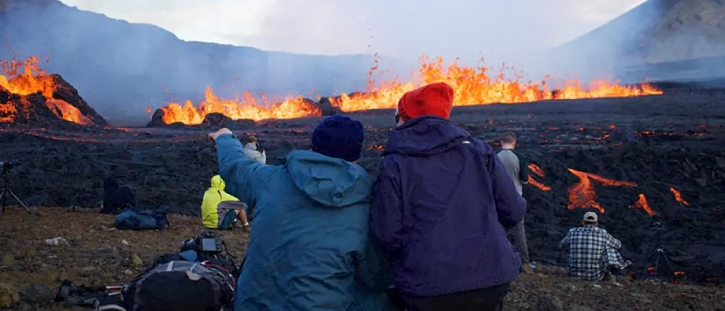 Videos: increíble grieta divide Islandia a la espera de una gran erupción