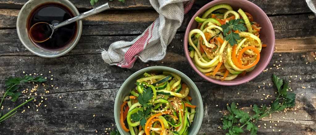 Saludable y magistral Wok de fideos de zucchini con verduras frescas
