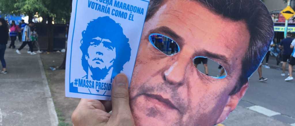 Repartieron m&aacute;scaras de Massa antes del partido de la Selecci&oacute;n