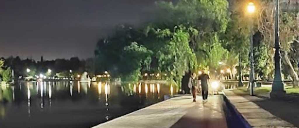 Una mujer se meti&oacute; desnuda al Lago del Parque, golpe&oacute; a polic&iacute;as y fue detenida