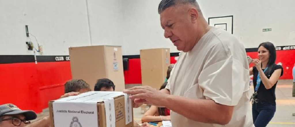 Chiqui Tapia fue a votar "vestido de urna": "Con orgullo y emoción"