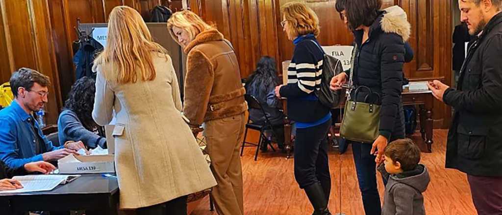La otra elección: casi 500 mil argentinos pueden votar en el exterior