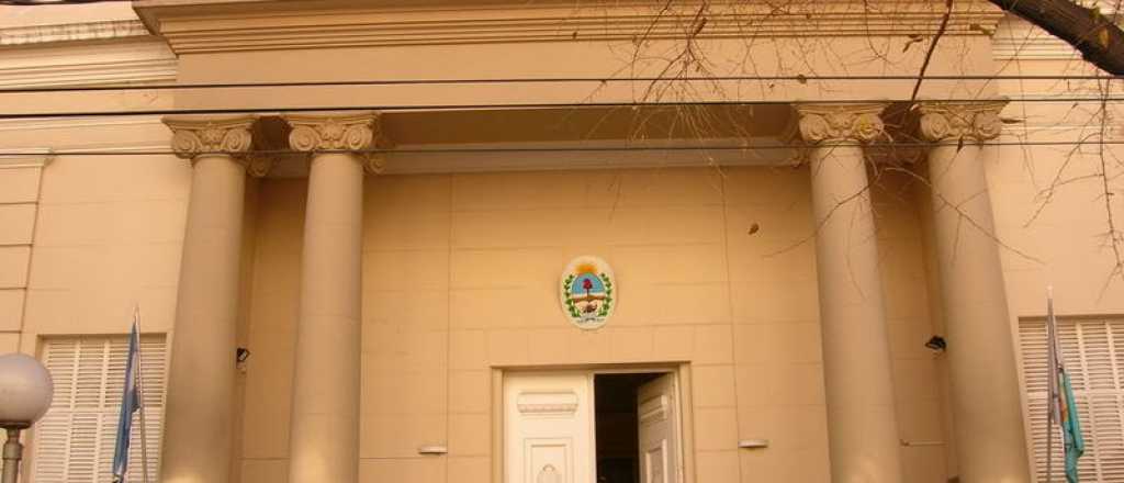 Un curro en forma de cartel en el frente de la Legislatura de Mendoza