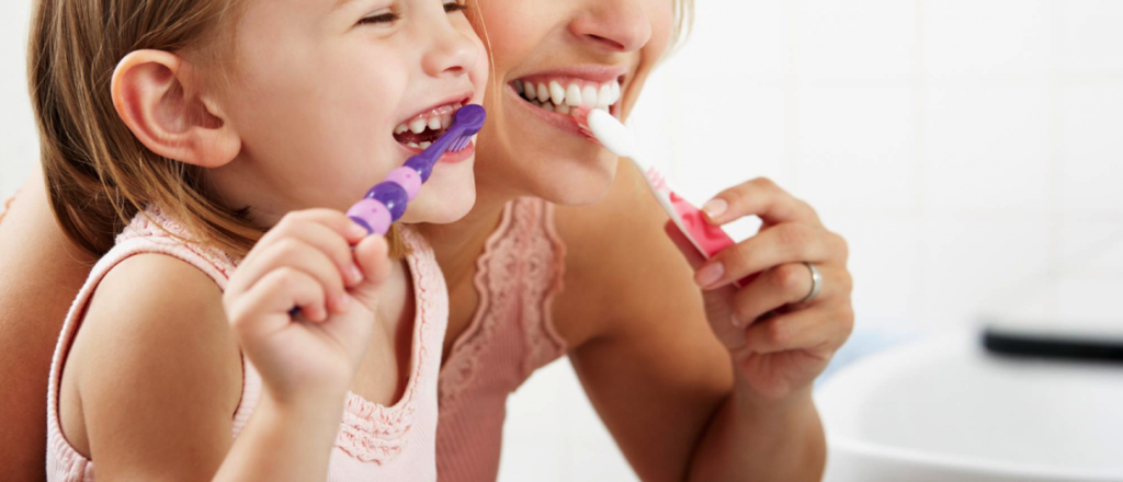 ¿Cuáles son los peores hábitos que afectan la salud de los dientes?