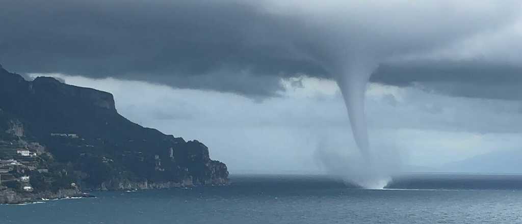 Video: una impactante tromba marina golpeó la costa de Amalfi en Italia