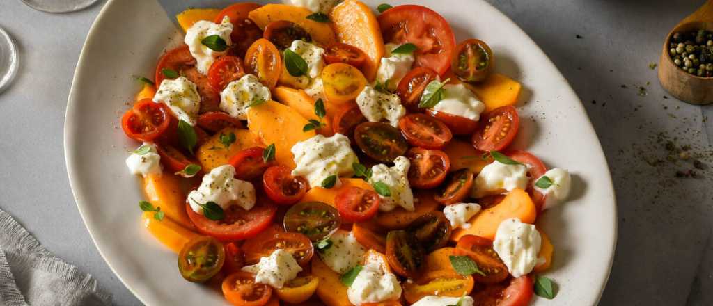 Descubr&iacute; la ensalada perfecta: burrata, tomate y durazno delicioso