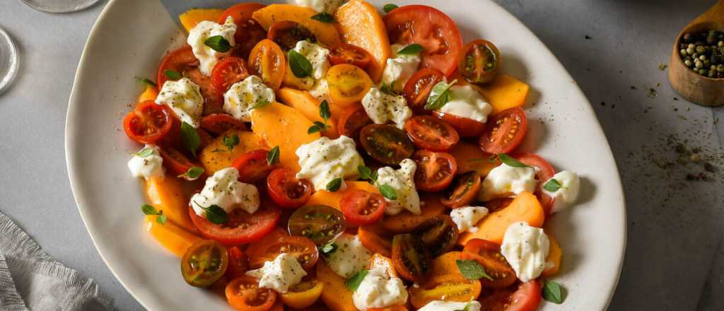 Descubrí la ensalada perfecta: burrata, tomate y durazno delicioso