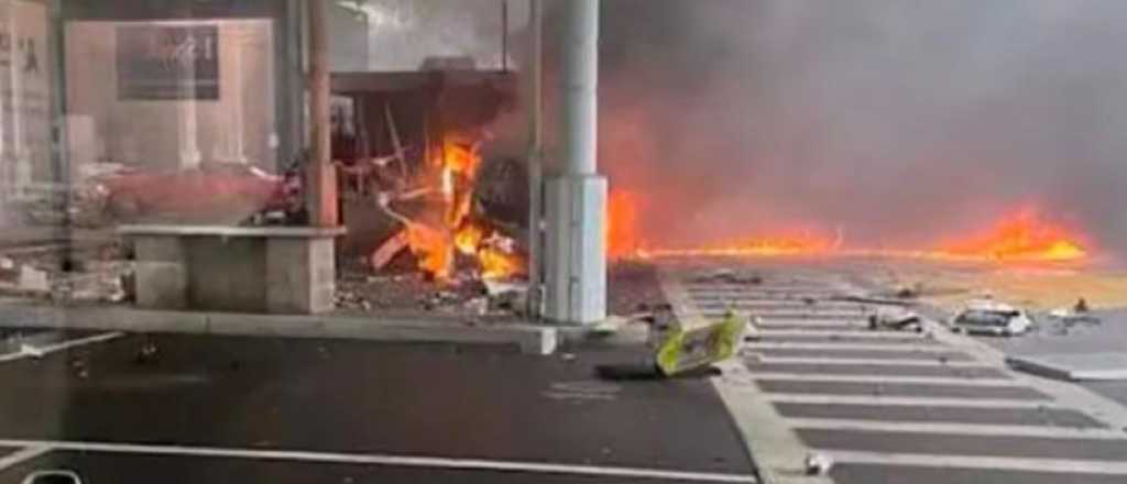 Video: un auto que explotó en el puente que une New York y Canadá