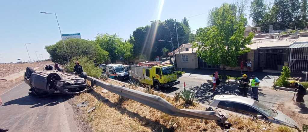 Tres autos protagonizaron un aparatoso accidente en Godoy Cruz 
