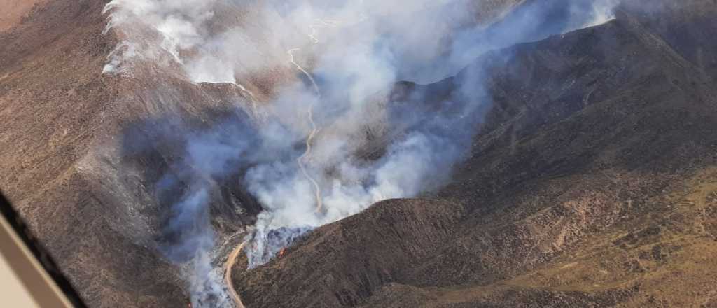 Video: así fue el combate en helicóptero contra el incendio en el Cerro Arco