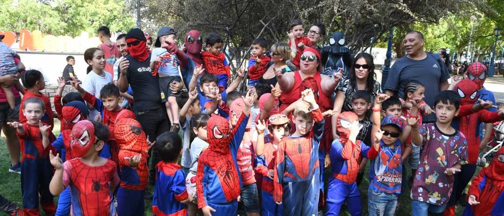 Unos 100 Spider Man se reunieron en la Plaza Independencia
