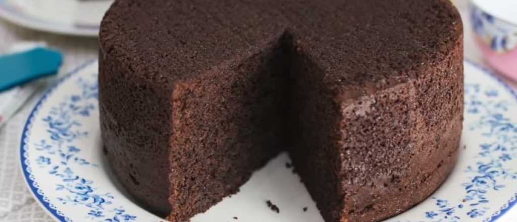 Cocin&aacute; en 5 minutos un bizcochuelo de chocolate facil&iacute;simo al microondas