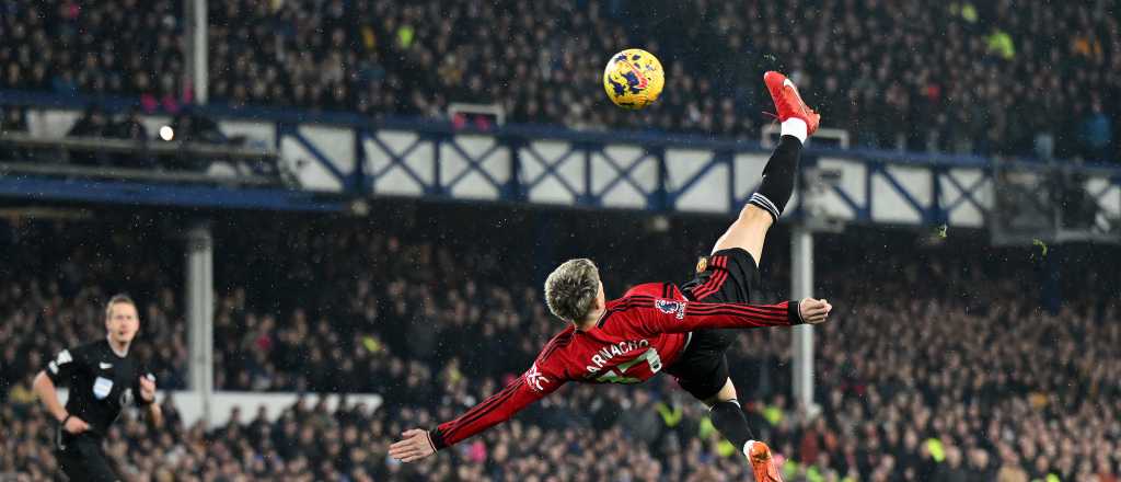 Los golazos de chilena de Garnacho y Bou pelearán por el Puskas
