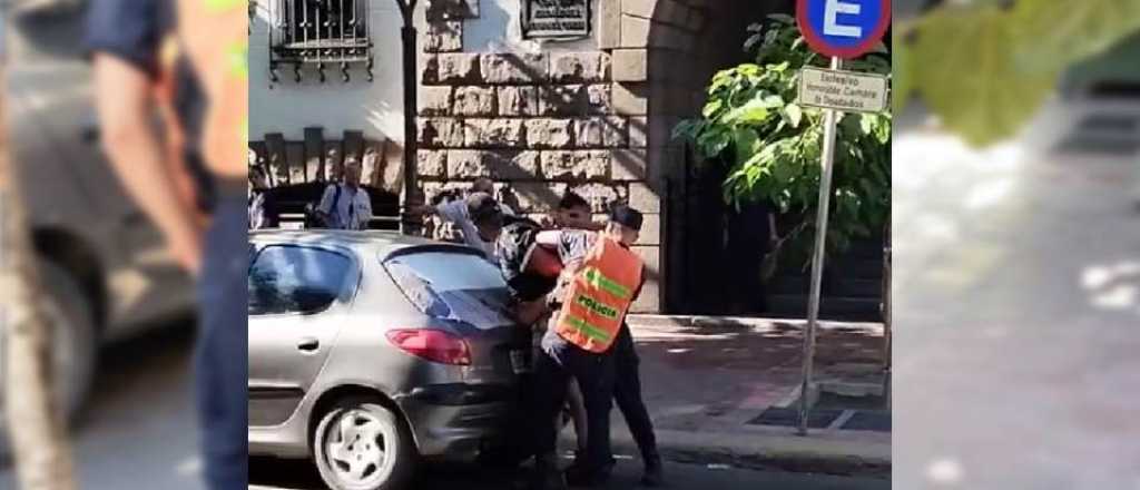Video: golpe&oacute; a un polic&iacute;a y fue detenido frente a la Plaza Independencia