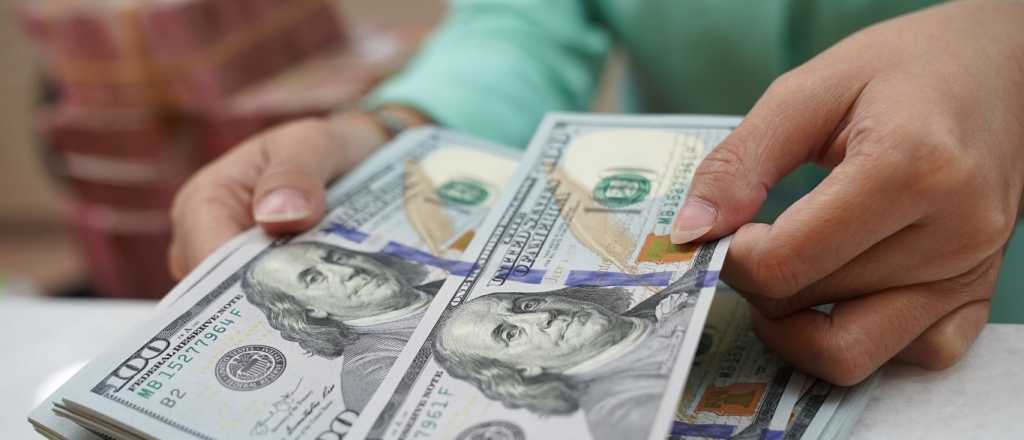 El dólar blue cerró este lunes a $1.005