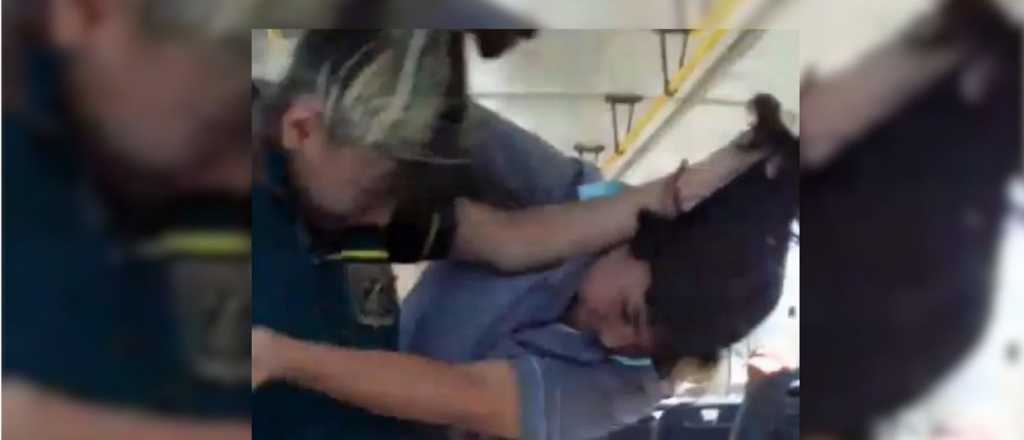 Video: dos chicas a las pi&ntilde;as y tir&aacute;ndose del pelo en un micro de San Juan