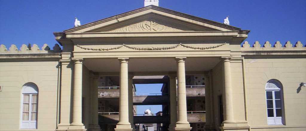 Dos detenidos por robar cruces de bronce en el Cementerio de Jun&iacute;n
