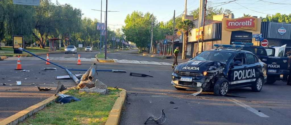 Un m&oacute;vil policial choc&oacute; contra un poste de luz en la Panamericana